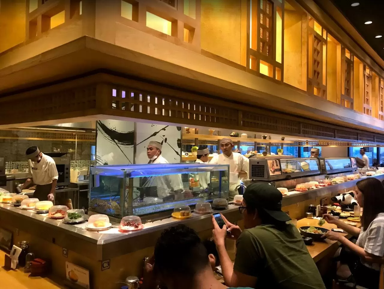 Suasana ruang makan Sushi Tei Jakarta Barat